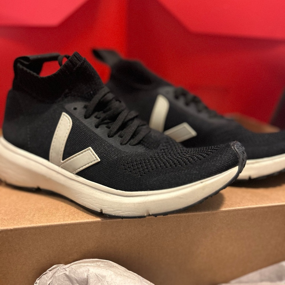 Veja Sock Runner in Black and White